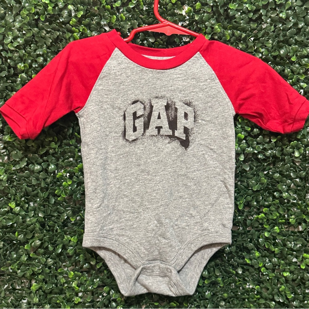🔥5/$25🔥 GAP BABY BOY 6-12MOS 3/4 SLEEVE ONE PIECE BODYSUIT